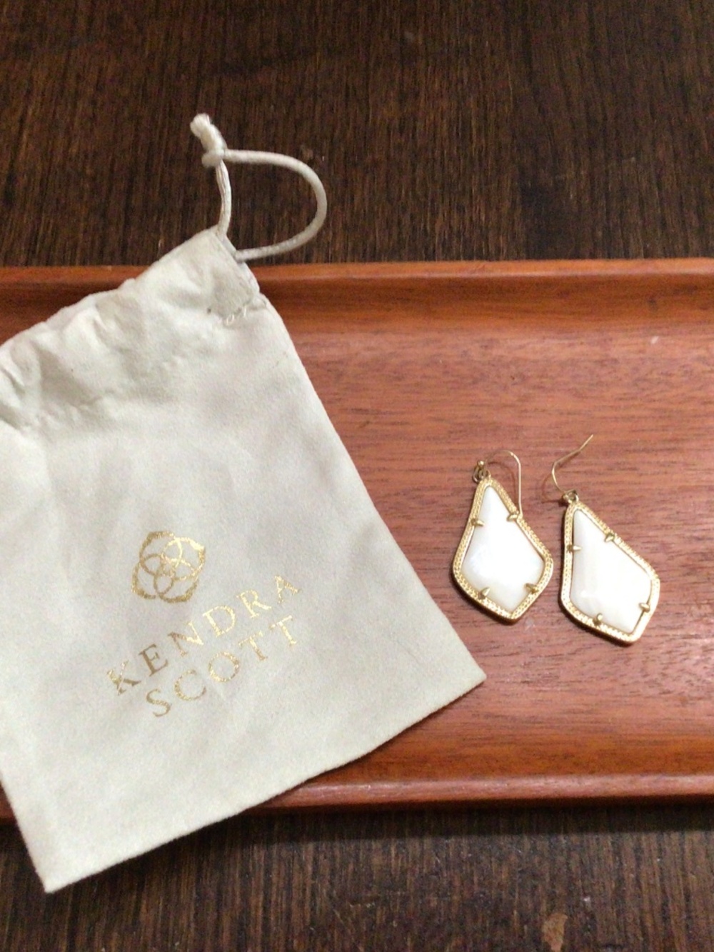 Kendra Scott Ellie drop earrings with mother of pearl stone. With bag.